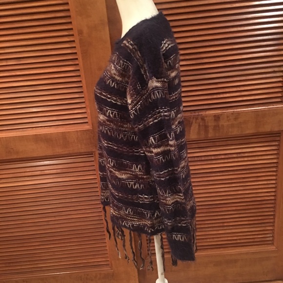 🔥NWOT🔥BEAUTIFUL SWEATER WITH FRINGE - Picture 4 of 7